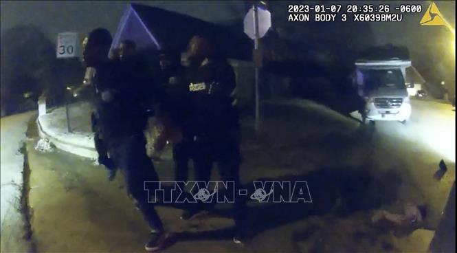 Hình ảnh trong đoạn video về vụ 5 cảnh sát đánh chết người da màu Tyre Nichols  ở thành phố Memphis, bang Tennessee . Ảnh: AFP/TTXVN
