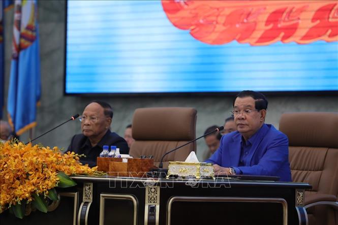 Chủ tịch danh dự Heng Samrin và Chủ tịch Đảng Nhân dân Campuchia Hun Sen đồng chủ trì đại hội. Ảnh: AKP