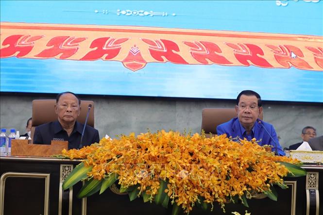 Chủ tịch Danh dự Heng Samrin và Chủ tịch Đảng Nhân dân Campuchia Hun Sen đồng chủ trì Đại hội. Ảnh: AKP