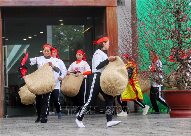 Trình diễn thi chạy Ró - trò chơi dân gian hấp dẫn, mang đậm nét văn hóa và tinh thần thể thao của miền Kinh Bắc. Ảnh: Tuấn Đức - TTXVN