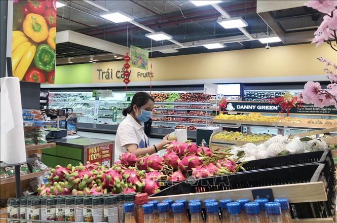 Nhóm ngành hàng trái cây được cung ứng dồi dào trên quầy, kệ tại các siêu thị của Thành phố Hồ Chí Minh. Ảnh: Mỹ Phương - TTXVN
