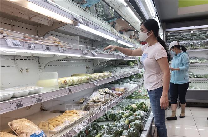  Người tiêu dùng Tp. Hồ Chí Minh mua sắm bổ sung thực phẩm tươi sống sau kỳ nghỉ Tết Quý Mão 2023. Ảnh: Mỹ Phương - TTXVN