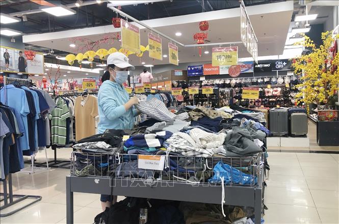 Nhóm sản phẩm thuộc ngành dệt may - da giày - túi xách được áp dụng chương trình giảm giá sau kỳ nghỉ Tết Quý Mão 2023 tại siêu thị Thành phố Hồ Chí Minh. Ảnh: Mỹ Phương - TTXVN