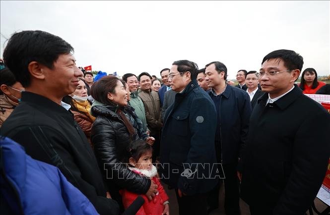Thủ tướng Phạm Minh Chính nói chuyện với nhân dân vùng dự án cao tốc Bãi Vọt - Hàm Nghi. Ảnh: Dương Giang - TTXVN