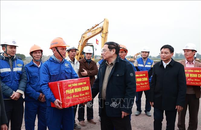 Thủ tướng Phạm Minh Chính động viên kỹ sư, công nhân thi công dự án cao tốc Bãi Vọt - Hàm Nghi. Ảnh: Dương Giang - TTXVN
