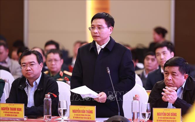 Bộ trưởng Bộ Giao thông Vận tải Nguyễn Văn Thắng báo cáo tình hình triển khai các dự án thành phần cao tốc Bắc - Nam phía Đông. Ảnh: Dương Giang - TTXVN
