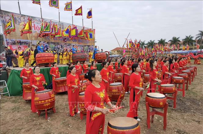 The festival features the procession of the memorial tablet of King Le Dai Hanh from Long Doi Son Pagoda to the foot of Doi Mountain, where it merges with the procession of the local tutelary god and the founder of the Doi Tam drum making craft. VNA Photo: Thanh Tùng