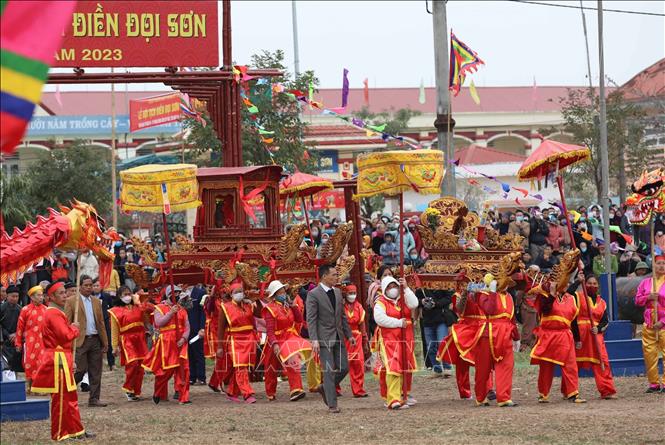 The festival features the procession of the memorial tablet of King Le Dai Hanh from Long Doi Son Pagoda to the foot of Doi Mountain, where it merges with the procession of the local tutelary god and the founder of the Doi Tam drum making craft. VNA Photo: Thanh Tùng