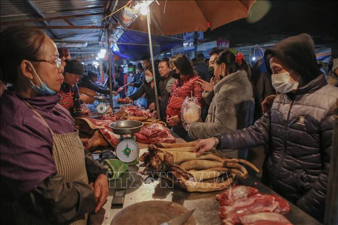Thịt bê là một trong những mặt hàng bán chạy nhất tại chợ Viềng xuân. Ảnh: Công Luật - TTXVN
