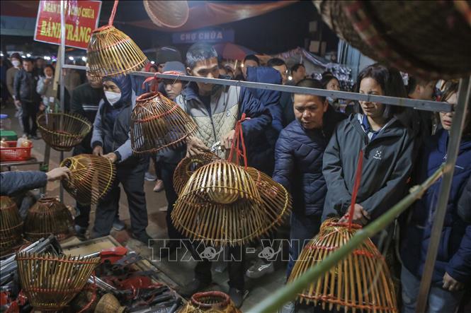 Gian hàng bày bán các đồ dùng phục vụ sản xuất nông nghiệp được nhiều du khách quan tâm. Ảnh: Công Luật - TTXVN
