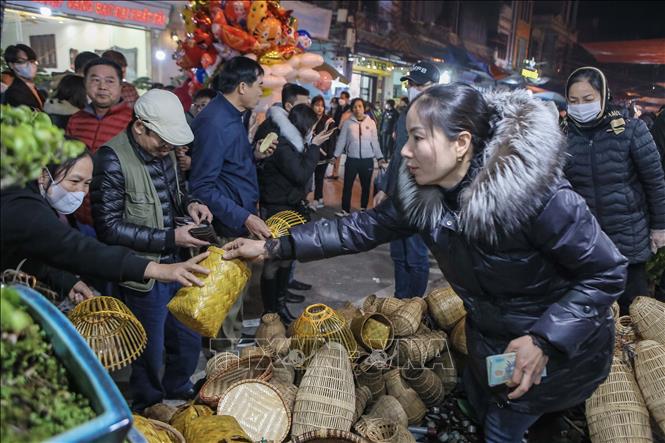 Nhiều du khách chọn mua các mặt hàng nông nghiệp để lấy may tại chợ Viềng chùa, huyện Nam Trực. Ảnh: Công Luật - TTXVN

