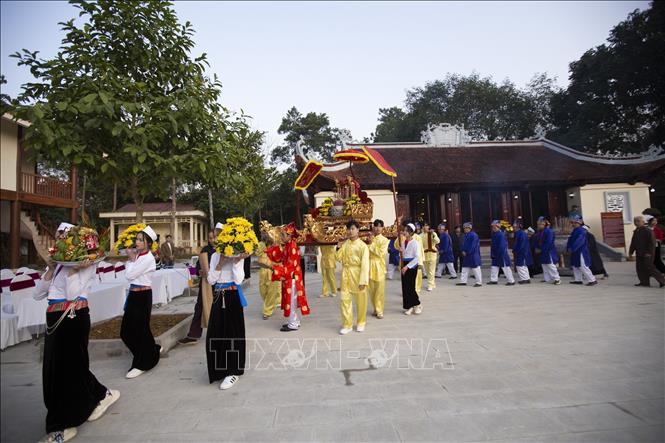 Trong ảnh: Nghi thức rước kiệu tại miếu thờ xóm Lũy, xã Phong Phú, nơi gắn liền với truyền thuyết về Quốc Mẫu Hoàng Bà và Tam vị Tản Viên Sơn Thánh. Ảnh: Trọng Đạt - TTXVN