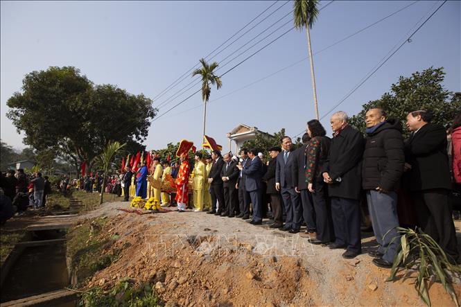 Trong ảnh: Sau phần nghi lễ và rước kiệu từ Miếu Thờ xóm Lũy Ải, xã Phong Phú khai mạc lễ hội là nghi lễ xuống đồng để mở đầu cho một năm mới làm ăn phát đạt, mùa màng bội thu. Ảnh: Trọng Đạt - TTXVN