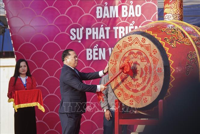 Trong ảnh: Bí thư tỉnh ủy hòa Bình Nguyễn Phi Long đánh trông khai mạc Lễ hội Khai hạ dân tộc Mường Hòa Bình năm 2023. Ảnh: Trọng Đạt - TTXVN