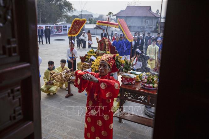 Trong ảnh: Thầy Mo thực hiện nghi thức tế lễ tại miếu thờ xóm Lũy, xã Phong Phú, nơi gắn liền với truyền thuyết về Quốc Mẫu Hoàng Bà và Tam vị Tản Viên Sơn Thánh. Ảnh: Trọng Đạt - TTXVN