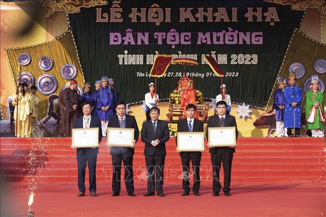 Trong ảnh: Ban tổ chức Lễ hội đã công bố và trao quyết định công nhận di sản văn hoá phi vật thể quốc gia đối với Lễ hội Khai hạ dân tộc Mường tỉnh Hòa Bình cho các huyện: Tân Lạc, Lạc Sơn, Cao Phong và Kim Bôi. Ảnh: Trọng Đạt - TTXVN