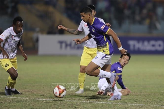 Pha tranh bóng của cầu thủ Lucao (số 7, Hà Nội) và hậu vệ bên phía Hải Phòng. Ảnh: Minh Quyết - TTXVN