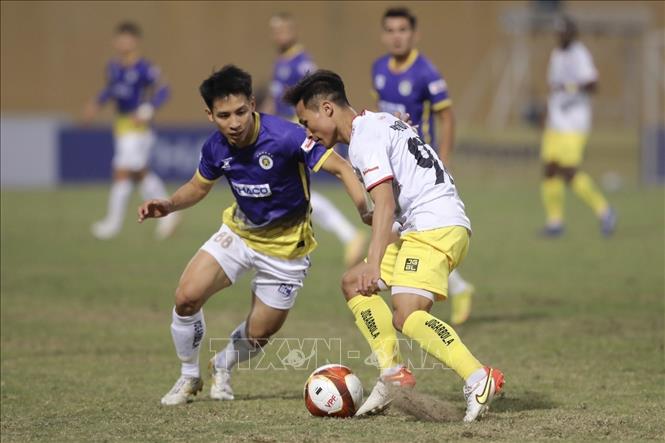 Pha tranh bóng giữa cầu thủ hai đội. Ảnh: Minh Quyết - TTXVN