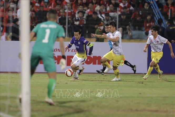 Pha tấn công bên phía hành lang cánh phải của CLB Hà Nội. Ảnh: Minh Quyết - TTXVN