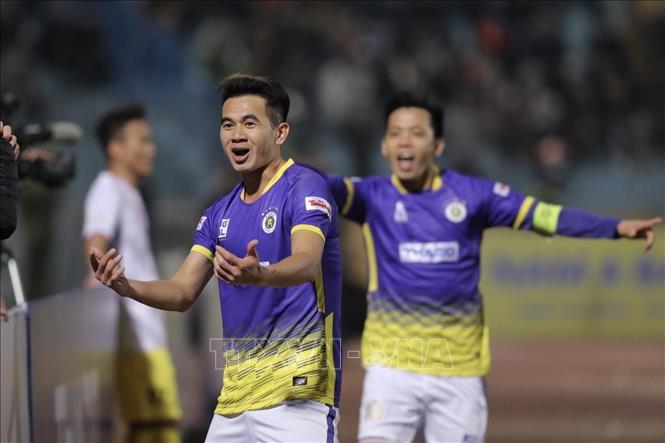 Cầu thủ Văn Kiên (số 13) ghi bàn ấn định chiến thắng 2-0 cho CLB Hà Nội. Ảnh: Minh Quyết - TTXVN