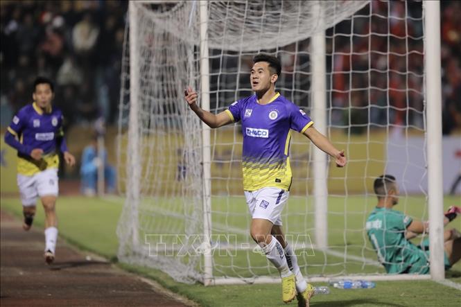 Cầu thủ Văn Kiên (số 13) ghi bàn ấn định chiến thắng 2-0 cho CLB Hà Nội. Ảnh: Minh Quyết - TTXVN