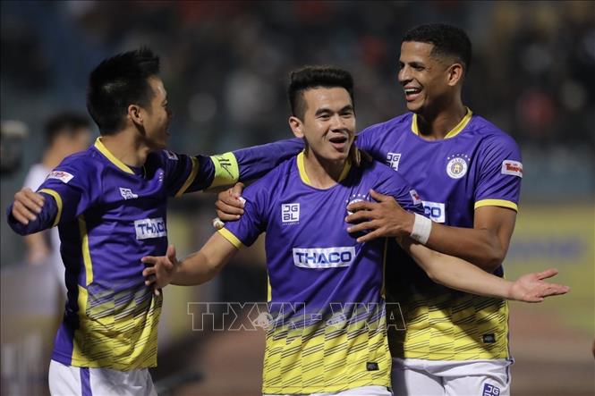 Cầu thủ Văn Kiên (số 13) ghi bàn ấn định chiến thắng 2-0 cho CLB Hà Nội. Ảnh: Minh Quyết - TTXVN