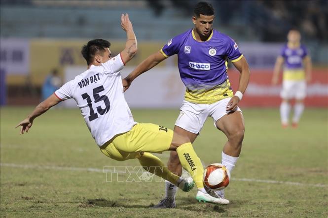 Pha tranh bóng của cầu thủ Lucao (số 7, Hà Nội) và hậu vệ bên phía Hải Phòng. Ảnh: Minh Quyết - TTXVN