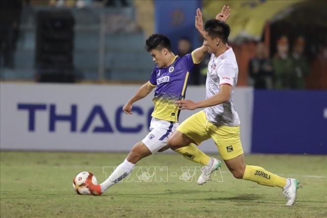 Pha dứt điểm của tiền đạo Tuấn Hải (số 9, Hà Nội). Ảnh: Minh Quyết - TTXVN