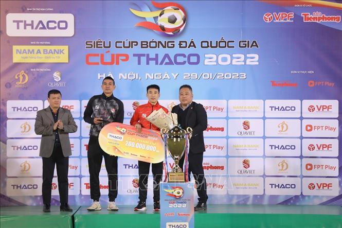 Ban tổ chức trao phần thưởng cho CLB Hải Phòng. Ảnh: Minh Quyết - TTXVN