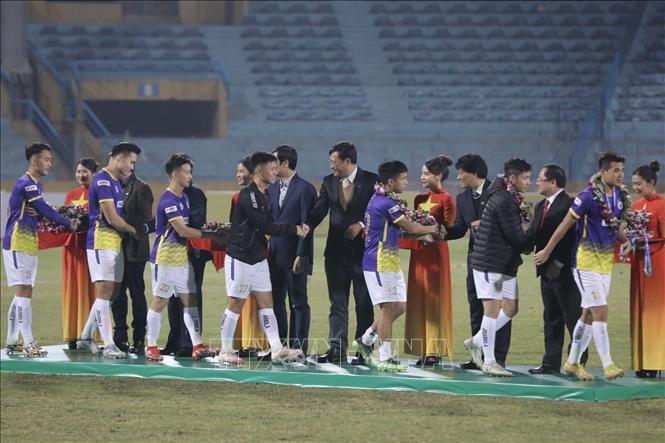 Ban tổ chức trao huy chương cho ban lãnh đạo và các cầu thủ CLB Hà Nội. Ảnh: Minh Quyết - TTXVN