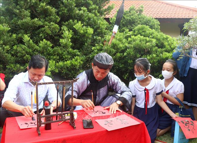 Trong ảnh: Hoạt động tặng chữ tại Lễ Khai bút đầu xuân. Ảnh: Lê Thúy Hằng - TTXVN