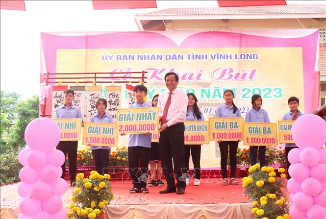 Trong ảnh: Bí thư Tỉnh ủy Vĩnh Long Bùi Văn Nghiêm trao giải cho các đơn vị tham gia Hội thi Viết chữ đẹp. Ảnh: Lê Thúy Hằng - TTXVN