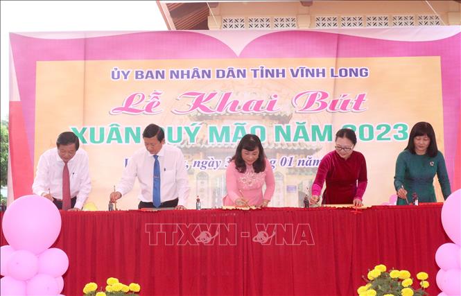 Trong ảnh: Lãnh đạo tỉnh Vĩnh Long và ngành giáo dục thực hiện nghi thức khai bút đầu xuân. Ảnh: Lê Thúy Hằng - TTXVN