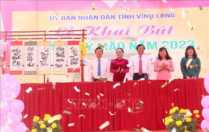 Trong ảnh: Lãnh đạo tỉnh Vĩnh Long và ngành giáo dục thực hiện nghi thức khai bút đầu xuân. Ảnh: Lê Thúy Hằng - TTXVN