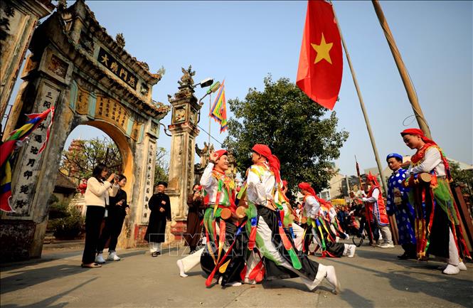 Điệu múa Bồng cổ do trai làng đóng giả gái, má phấn, môi son, đầu chít khăn mỏ quạ, váy nhiễu màu đen với những dải màu ngũ sắc, vừa múa nhún nhảy, vừa vỗ trống bồng đeo trước bụng một cách nhí nhảnh, duyên dáng trong ngày hội. Ảnh: Nhật Anh - TTXVN