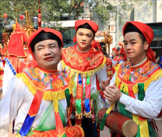 Màn múa trống Bồng do trai làng đóng giả gái, má phấn, môi son, đầu chít khăn mỏ quạ tham gia trong ngày hội. Ảnh: Nhật Anh - TTXVN