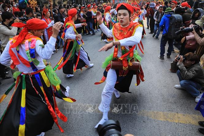 Múa Bồng khó ở chỗ là người múa làm sao vừa thể hiện được nét lẳng lơ của người con gái vừa toát lên phong thái nam nhi, tinh thần thượng võ. Ảnh: Tuấn Anh - TTXVN