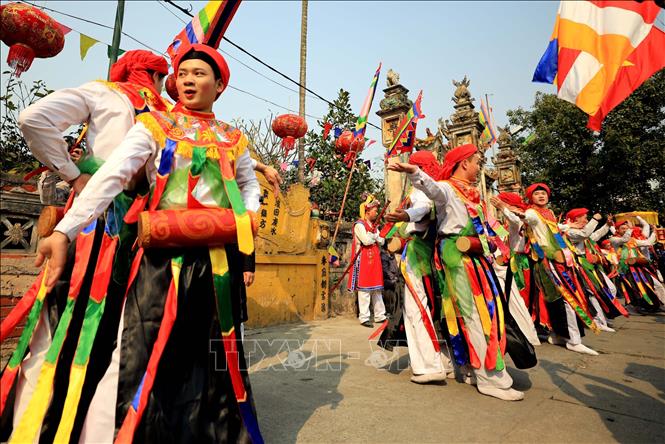 Để được tuyển chọn vào đội múa Bồng, trai làng phải đáp ứng một số điều kiện như: ngoan ngoãn, hiếu học, gương mặt tuấn tú và có dáng người dong dỏng. Ảnh: Nhật Anh - TTXVN