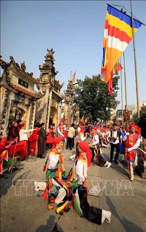 Múa Bồng” là một điệu múa có tính ước lệ cao. Mặc dù giả gái nhưng những động tác của người múa lại toát lên phong thái nam nhi, tinh thần thượng võ mà phụ nữ khó thể hiện được tính cách ấy. Ảnh: Nhật Anh - TTXVN