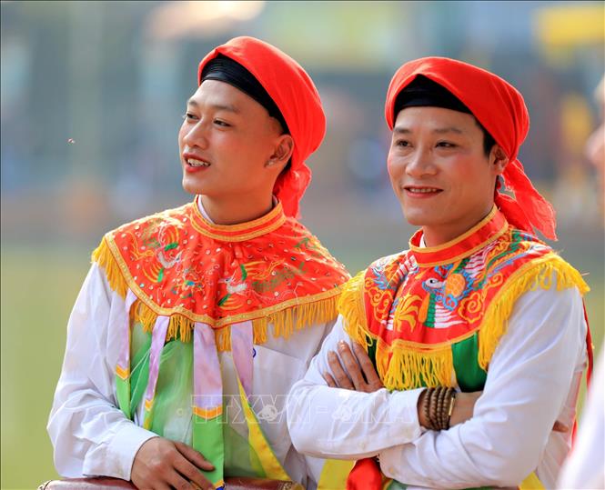 Dự hội có màn múa do trai làng đóng giả gái, má phấn, môi son, đầu chít khăn mỏ quạ. Ảnh: Nhật Anh - TTXVN