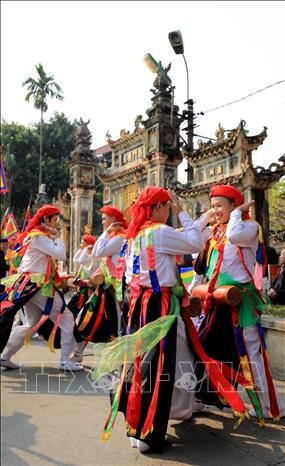 Điệu múa Bồng cổ do trai làng đóng giả gái, má phấn, môi son, đầu chít khăn mỏ quạ, váy nhiễu màu đen với những dải màu ngũ sắc, vừa múa nhún nhảy, vừa vỗ trống bồng đeo trước bụng một cách nhí nhảnh, duyên dáng trong ngày hội. Ảnh: Nhật Anh - TTXVN
