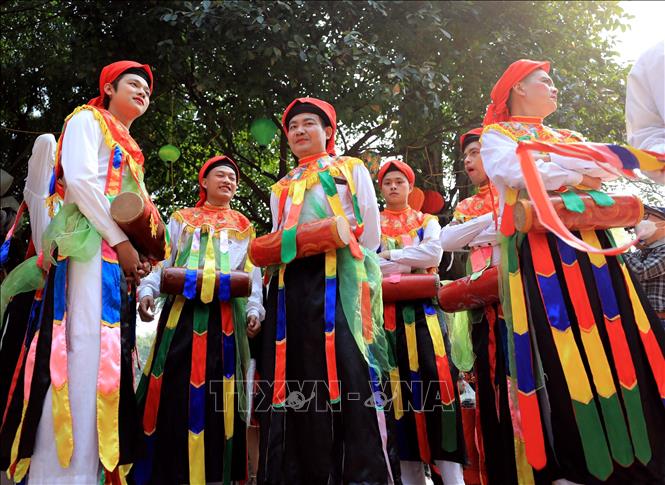 Màn múa trống Bồng do trai làng đóng giả gái, má phấn, môi son, đầu chít khăn mỏ quạ tham gia trong ngày hội. Ảnh: Nhật Anh - TTXVN