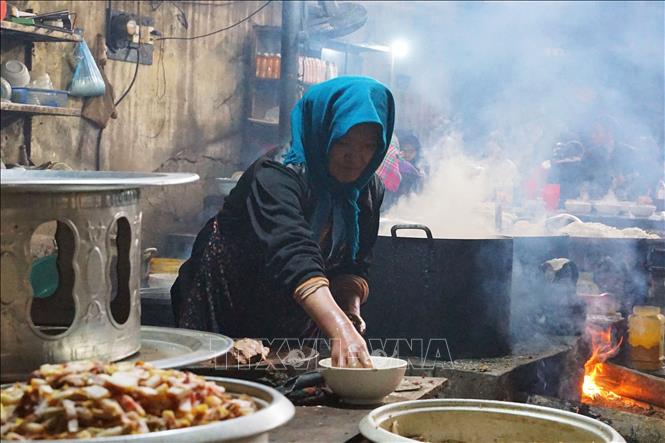 Khu vực ẩm thực tại chợ phiên Mèo Vạc luôn đỏ lửa với những món ăn địa phương. Ảnh: Khánh Hòa - TTXVN                    