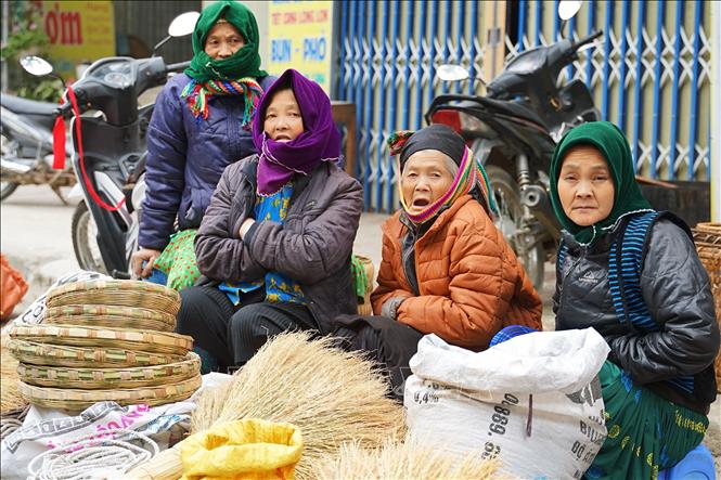 Người bán hàng ở chợ phiên Mèo Vạc là những cư dân trên địa bàn, mang sản phẩm của gia đình ra chợ trao đổi, mua bán. Ảnh: Khánh Hòa - TTXVN 