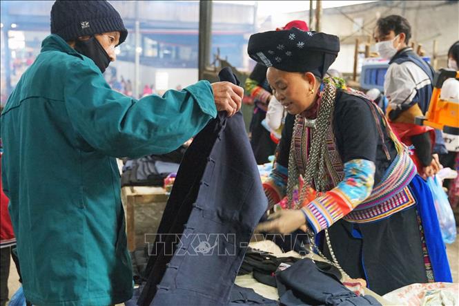 Đồng bào Dao mua, bán trang phục tại chợ phiên Mèo Vạc. Ảnh: Khánh Hòa - TTXVN             