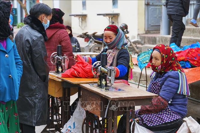 Dịch vụ may, sửa quần áo ngay tại chỗ phục vụ nhu cầu của người dân. Ảnh: Khánh Hòa - TTXVN 