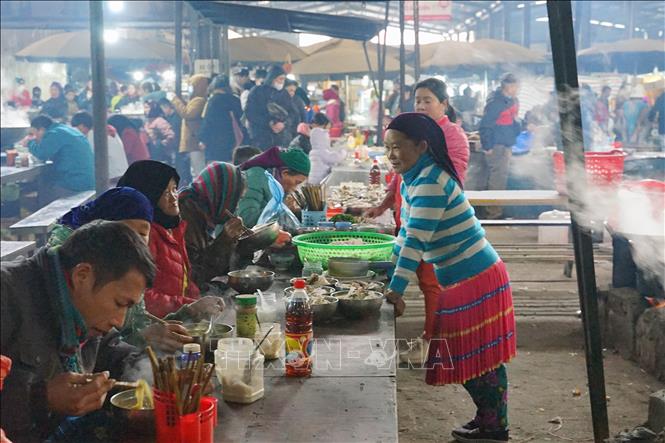 Khu vực ẩm thực trong chợ tấp nập người dân đến tụ tập, ăn uống. Ảnh: Khánh Hòa - TTXVN 
