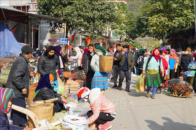 Chợ phiên Mèo Vạc thu hút rất đông người đến mua bán, cũng như các du khách muốn tìm hiểu văn hóa của địa phương. Ảnh: Khánh Hòa - TTXVN                        