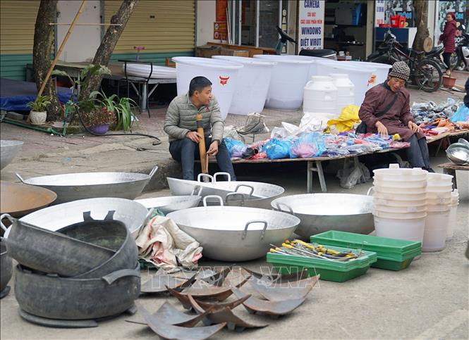 Gian hàng bán các loại nông cụ và sản phẩm gia dụng. Ảnh: Khánh Hòa - TTXVN 