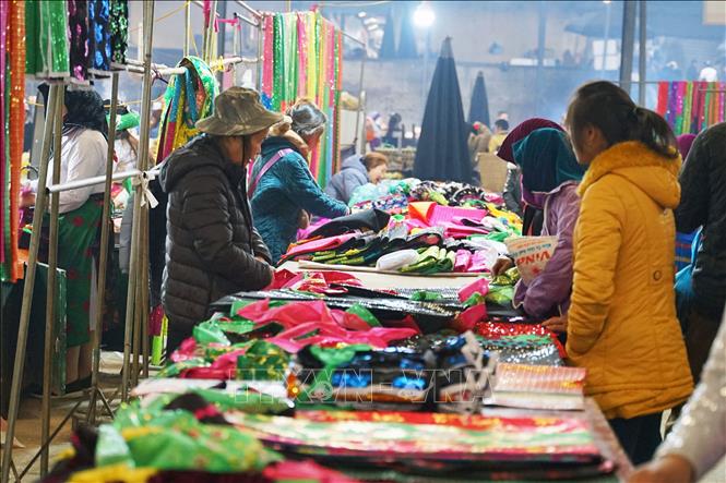 Các sạp mua bán quần áo, trang phục dân tộc thu hút khá đông người. Ảnh: Khánh Hòa - TTXVN                      